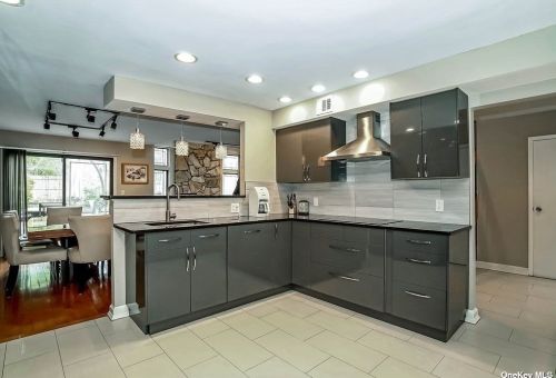 8 Wimbledon Ct, Muttontown NY  11753-2821 exterior