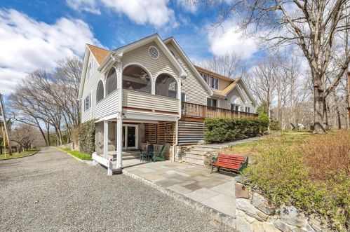 35 Laskay Dr, Bridgeport, CT 06612-1650