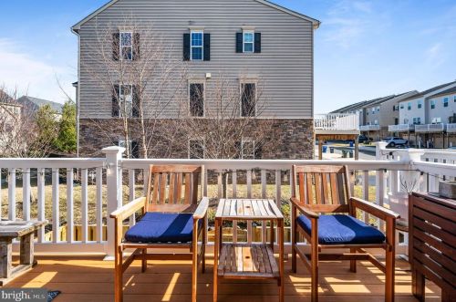 7009 Darbey Knoll Dr, Gainesville VA  20155-3634 exterior