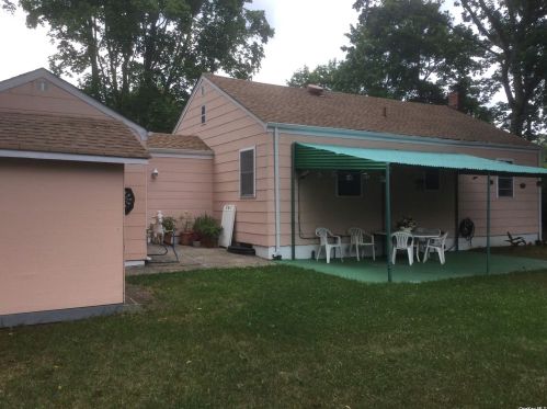 10 Cinnamon St, Central Islip, NY 11722-2804