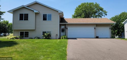 985 Lincoln Ct, Spectacle Lake, MN 55008-2578