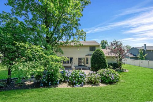 80 Stonehurst Ln, Huntington Station NY  11746-7934 exterior