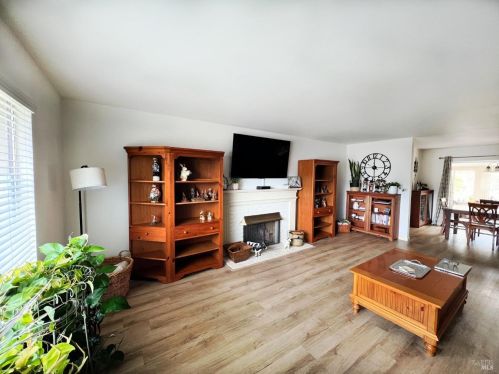 7377 Oak Leaf Dr, Santa Rosa, CA 95409-6260