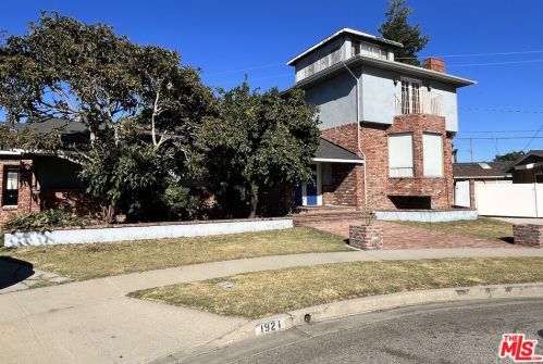 1921 Senasac Ave, Long Beach, CA 90815-4520
