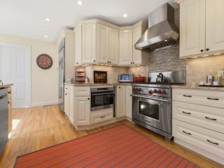 4 Neighborhood Dr, East Hampton NY  11937-8462 exterior
