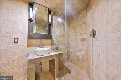 2824 Olive St, Washington, DC 20007-3327