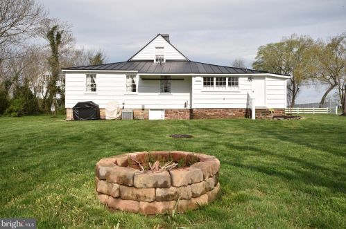 6745 Fayette St, Haymarket VA  20169-2916 exterior