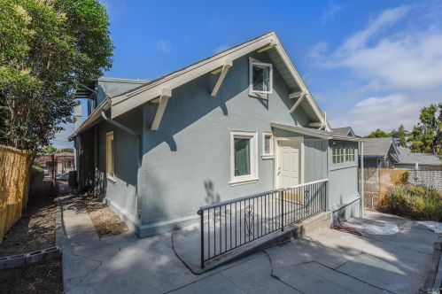 5044 Fairfax Ave, Oakland CA 94601-5811 exterior