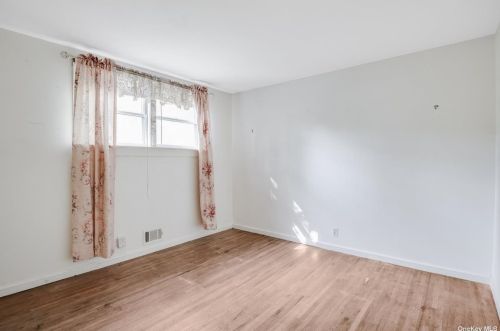 812 Larkfield Rd, Elwood NY  11731-6503 exterior