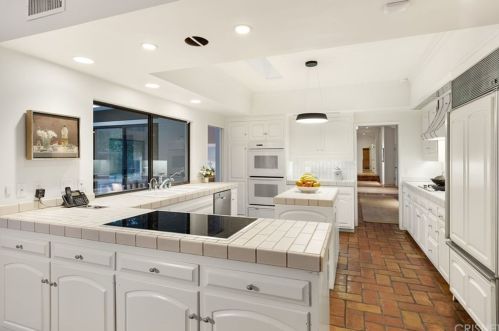 5242 Amestoy Ave, Van Nuys CA 91406-2112 exterior