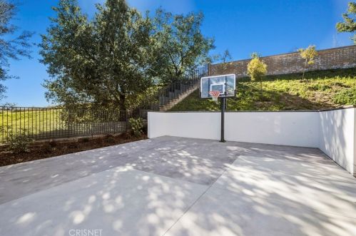 25682 Oak Meadow Dr, Santa Clarita CA  91381-0762 exterior