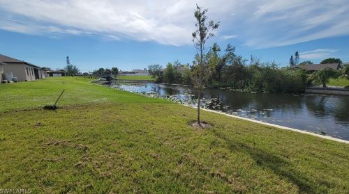 902 11th Pl, Cape Coral FL  33991-2456 exterior
