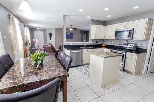 5128 Cliff Oaks Dr, Fort Worth TX  76179-2394 exterior