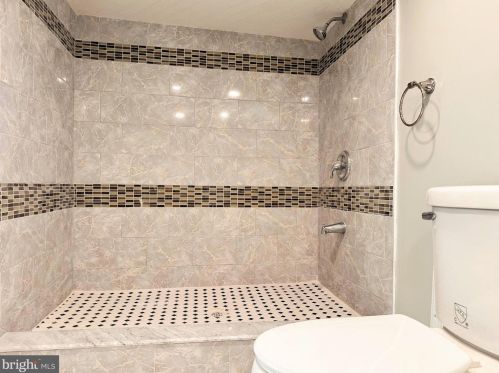 6156 Lindbergh Blvd, Philadelphia PA 19153-3018 exterior