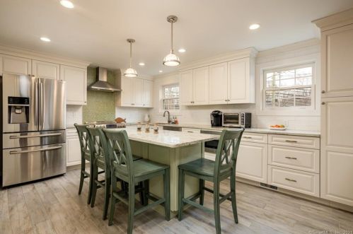 81 Woodway Rd, Stamford, CT 06907-1435