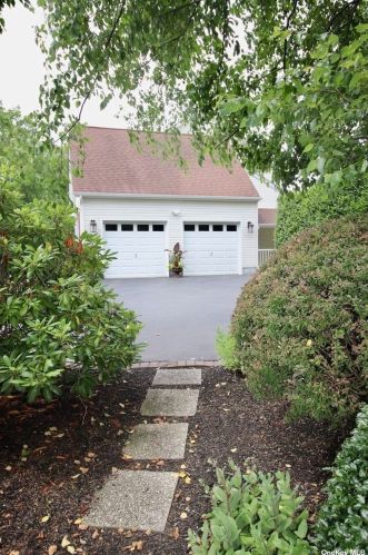 171 May Dr, Baiting Hollow, NY 11933-1366