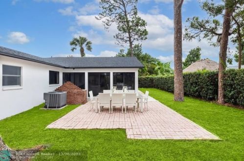 6256 Saxon Blvd, West Palm Beach FL  33417-5436 exterior