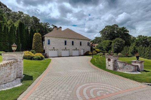 1 Morning Star Ct, Lincoln RI  02865-4586 exterior