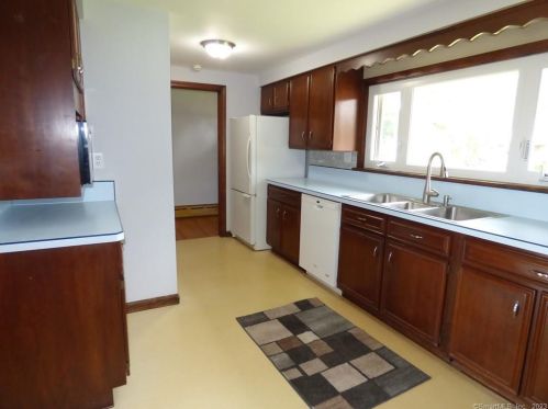 6 Ridgeland Cir, Wallingford CT  06492-2121 exterior