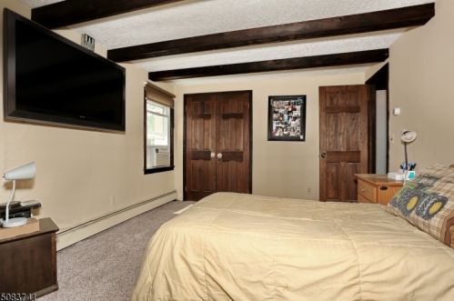 566 Stonetown Rd, Skyline Lakes NJ  07456-1311 exterior