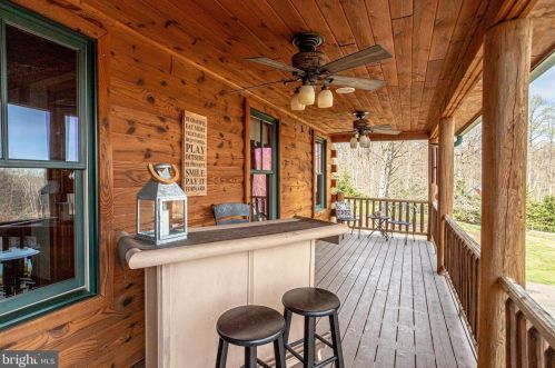 3714 Mountain Rd, Haymarket VA  20169-1739 exterior