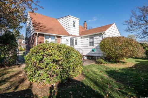 3 Lynn Pl, Bethpage NY  11714-4307 exterior