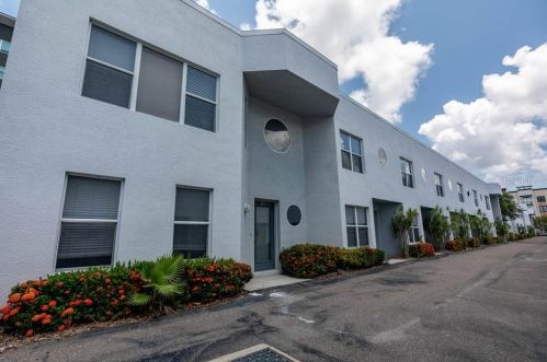 87 16th St, Saint Petersburg FL  33705-1600 exterior