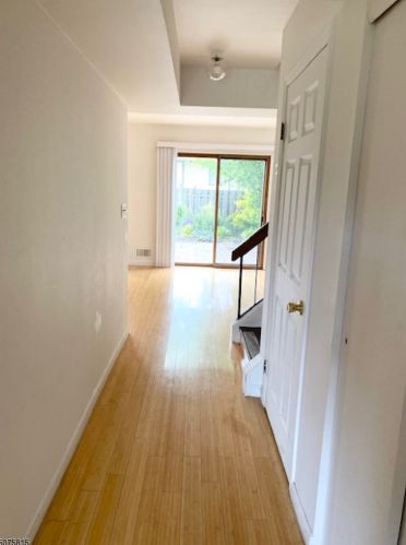 8 Plum Ct, Flemington NJ  08822-3007 exterior