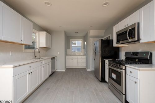 9 Pomander Walk, Nutley NJ  07110-2421 exterior