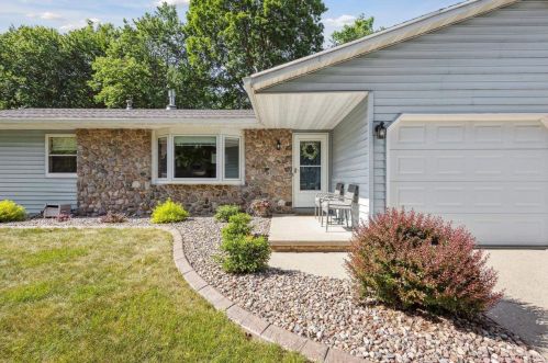 2110 Ironwood Dr, Green Bay, WI 54304-1971