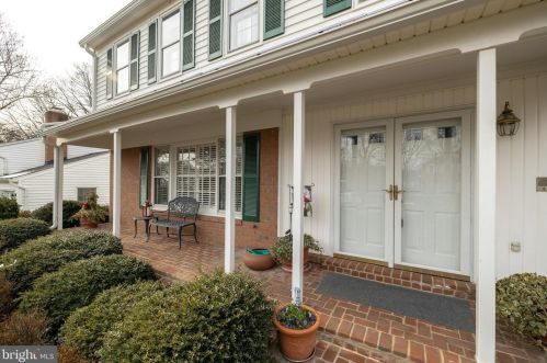 8004 Lake Pleasant Dr, Springfield, VA 22153-3004