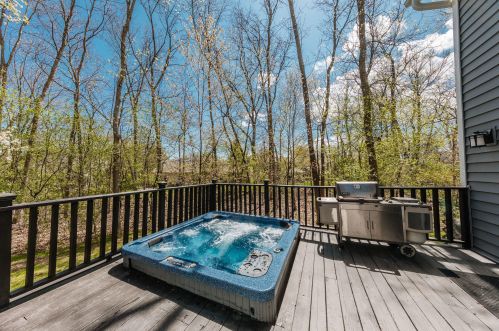 3994 Woodhill Ln, Waukesha, WI 53151-6172