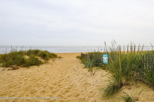 127 Cedar Ave, Middletown NJ  07748-5503 exterior