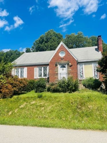 267 Oglevee Ln, South Connellsville, PA 15425-3843