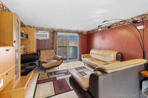 78 Churchill Dr, Hartford, CT 06111-4023