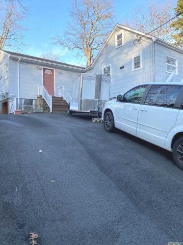 33 Rosedale Rd, Scotts Beach, NY 11789-2813