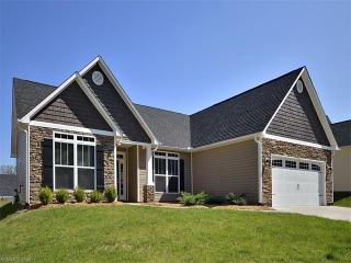 89 Brookstone Ct, Hendersonville, NC 28792-8536