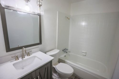 7139 Emory Oak Ln, Dallas TX  75249-1404 exterior