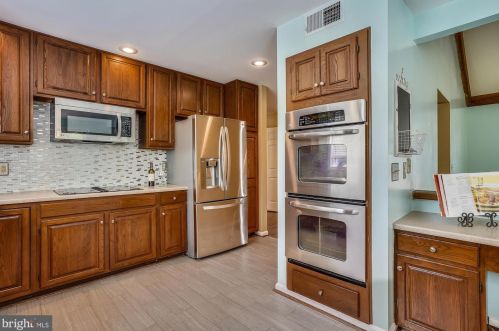 9111 Meadowcreek Ln, Lorton VA  22079-3238 exterior