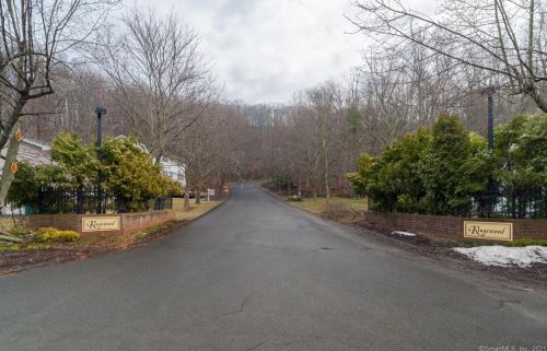10 Kingswood Dr, Bethel, CT 06801-1840
