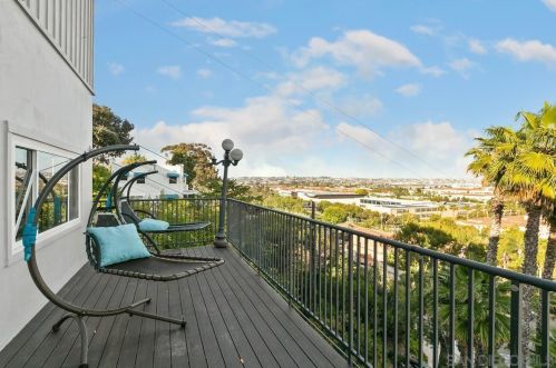 2125 Locust St, San Diego CA  92106-1622 exterior