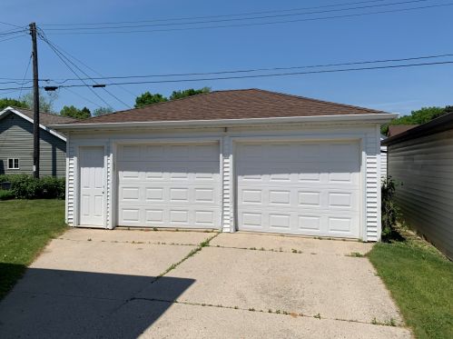 2216 La Follette Ave, Manitowoc, WI 54220-2531