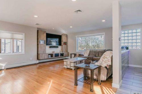 105 Inlet Dr, North Lindenhurst NY  11757-6809 exterior