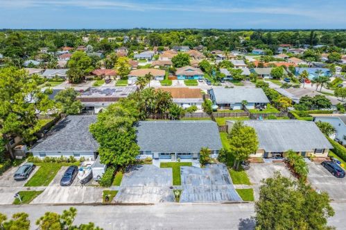 9177 Highland Pines Dr, West Palm Beach, FL 33418-5749