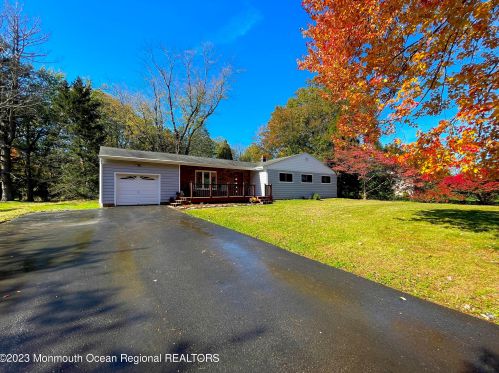 20 Meredith Dr, Tinton Falls, NJ 07724-3124