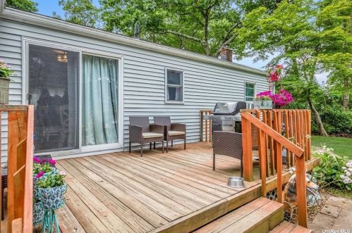 8 Carrington Dr, Elwood NY  11731-3005 exterior