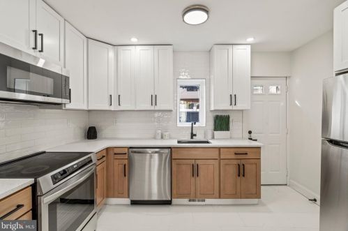 1102 Mercy St, Philadelphia, PA 19148-5520