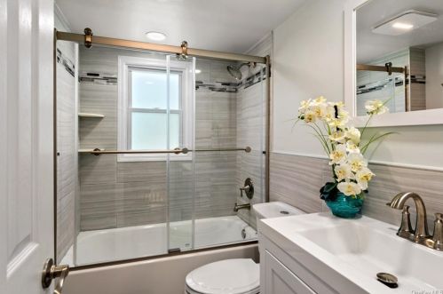 577 Centre Ave, North Lindenhurst NY  11757-3114 exterior