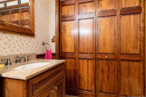 63 Red Oak Hill Rd, Farmington CT  06032-2201 exterior