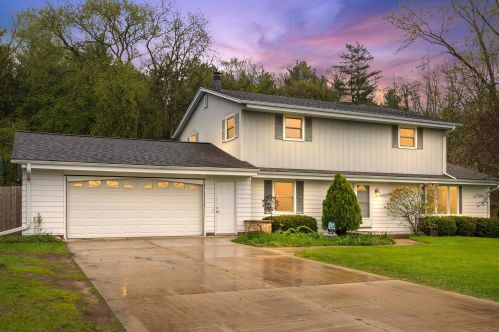 6822 Eastwood Trl, West Bend WI  53090-8912 exterior